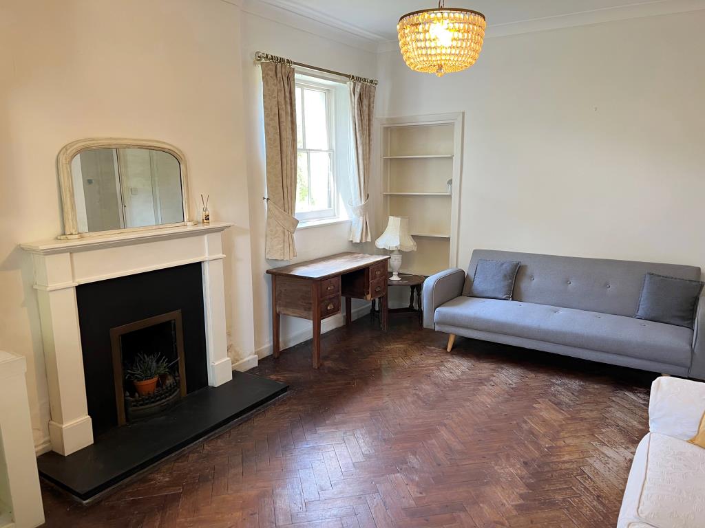 Lot: 172 - GARDEN FLAT WITH PARKING FOR INVESTMENT OR OCCUPATION - Alternative view of the sitting room